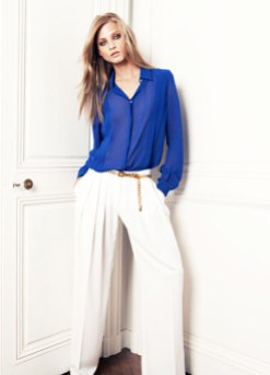 look-pantalon-blanco-ancho-camisa-azul-klein-manga-larga-mango-otono-2012